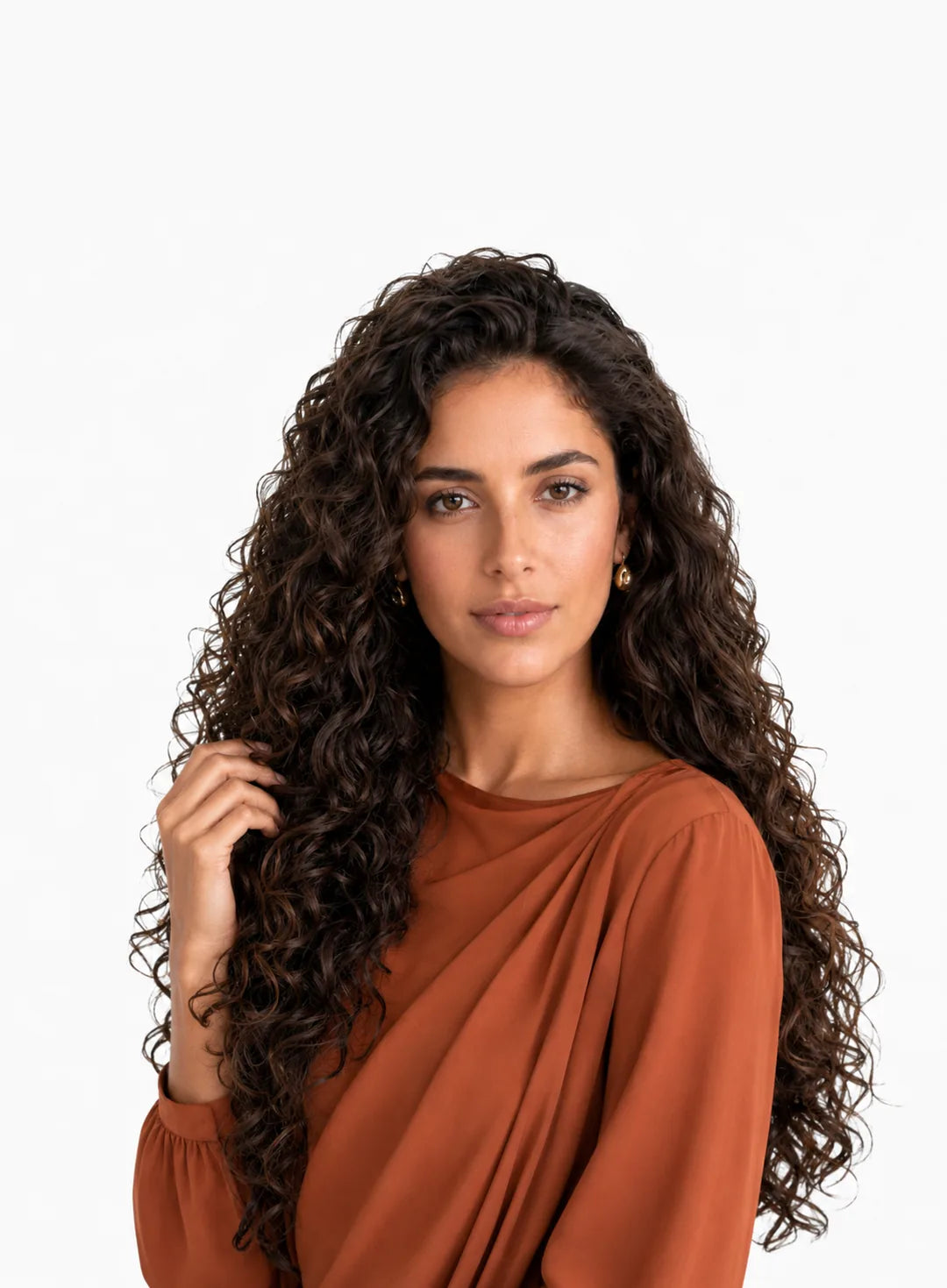 Mujer de cabello rizado, largo y con volumen