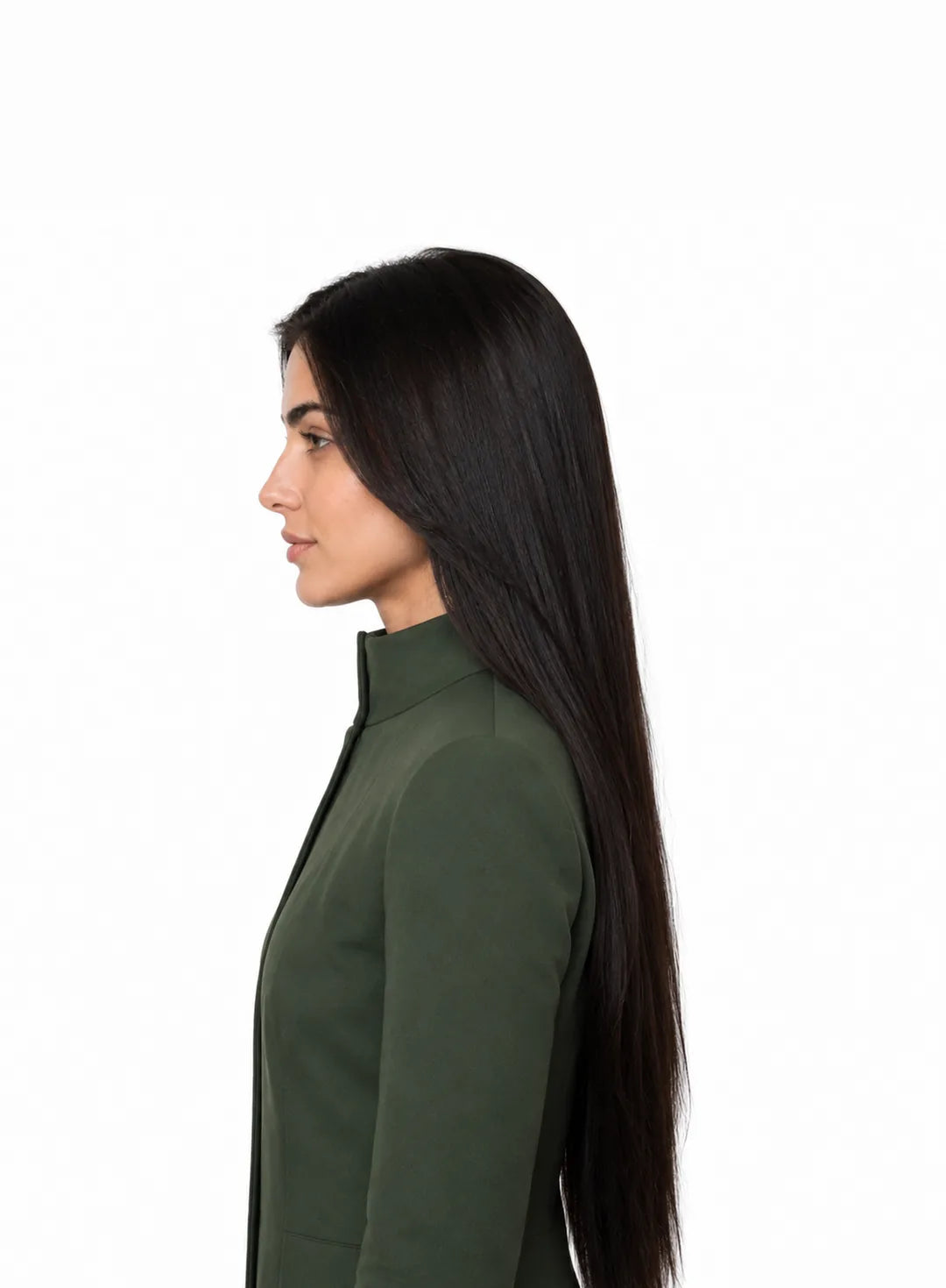 Mujer de perfil con cabello negro, largo y lacio