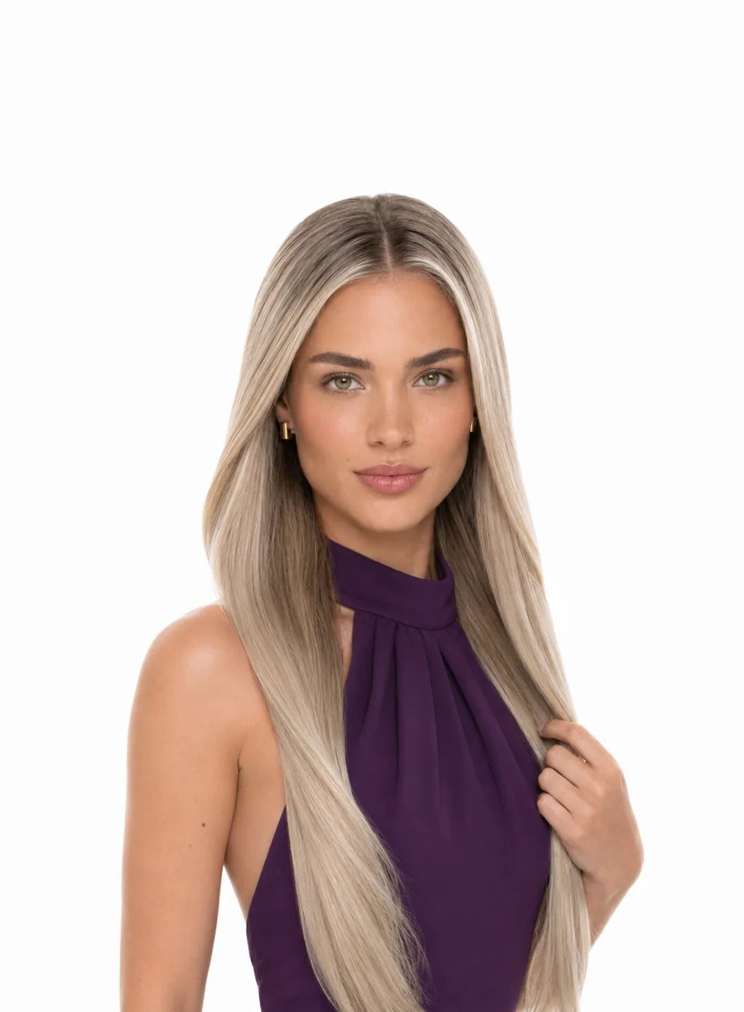 Mujer de cabello rubio platino con luces